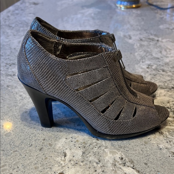 Sofft Metallic Gray Cutout Heels - Picture 1 of 6
